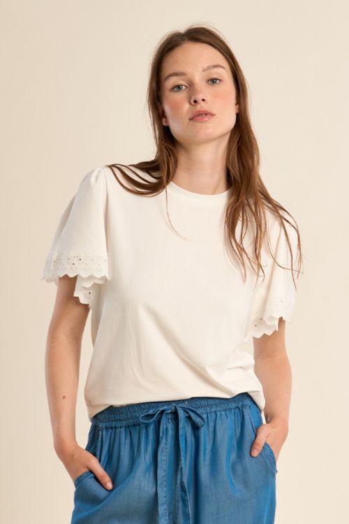 Camiseta de mujer de manga corta, detalles bordados.