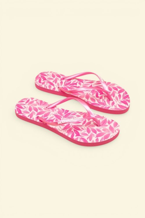 Magenta print flip-flops
