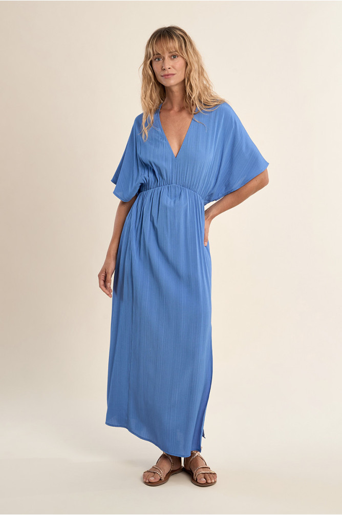 Vestido largo, de manga corta, con estampado.