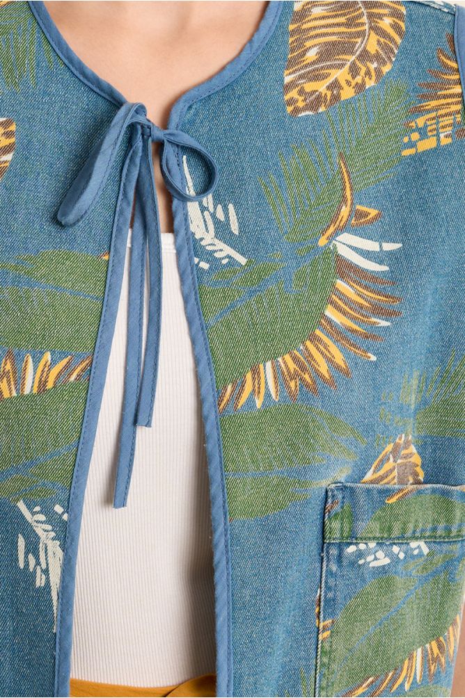 Chaleco de mujer corto, con estampado y lazada.