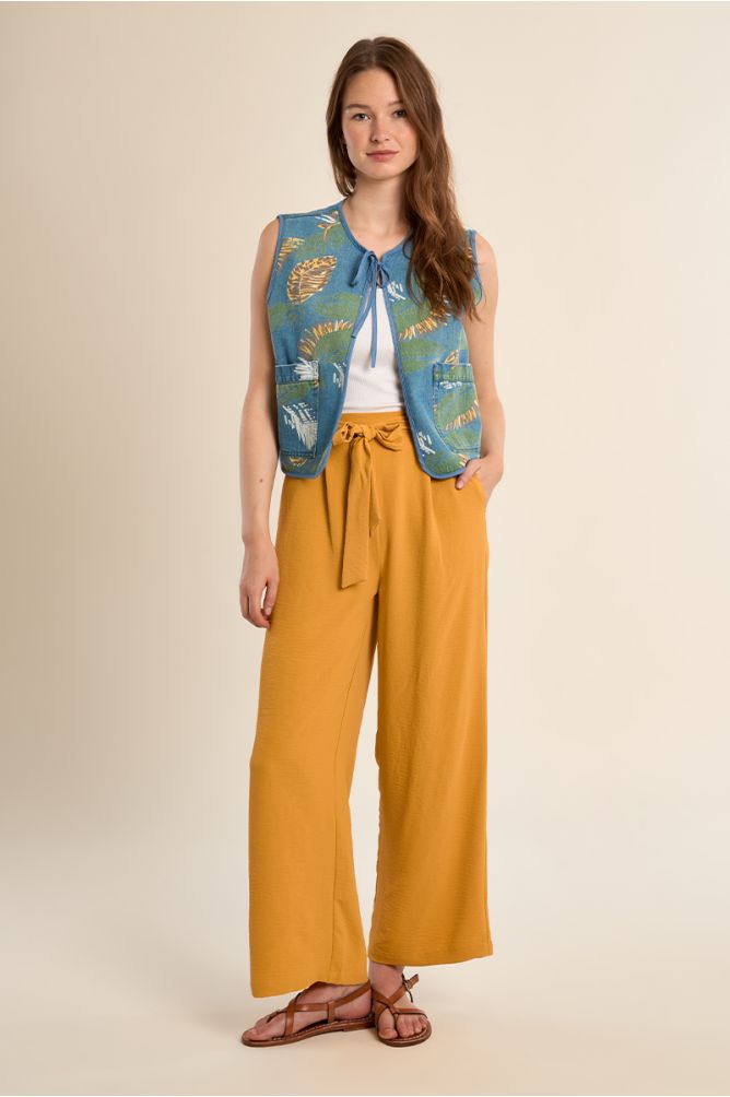 Chaleco de mujer corto, con estampado y lazada.