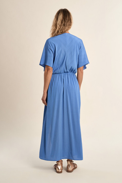 Vestido largo, de manga corta, con estampado.