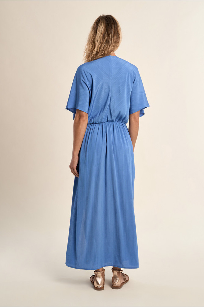Vestido largo, de manga corta, con estampado.