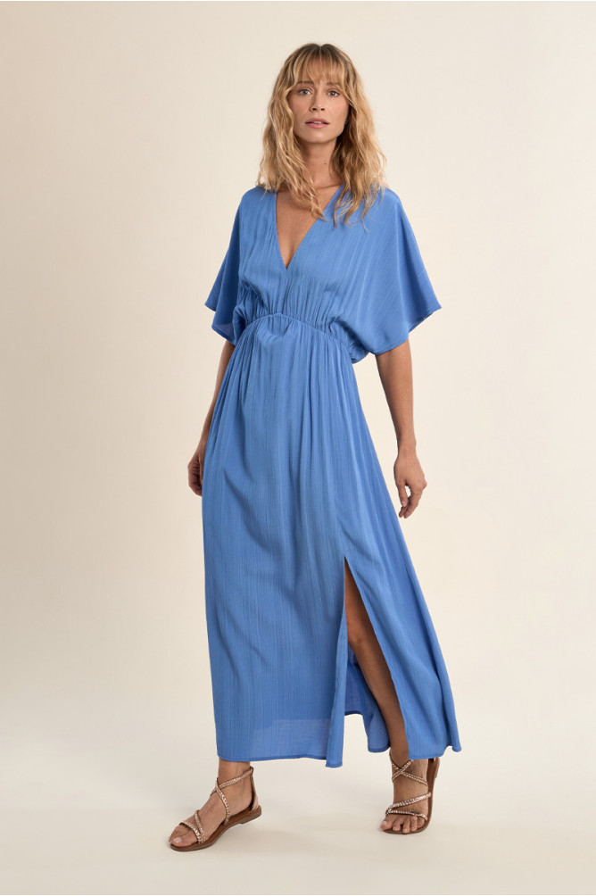 Vestido largo, de manga corta, con estampado.