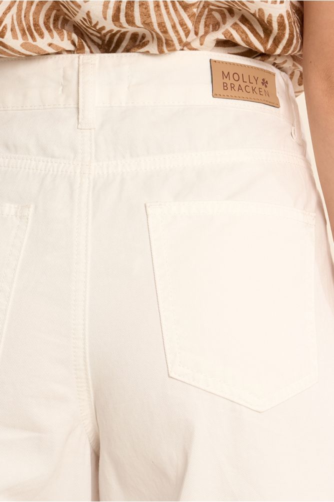 High-waisted and wide-waisted jeans
