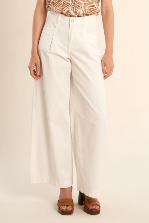 Pantalón de mujer tobillero, acampanado.