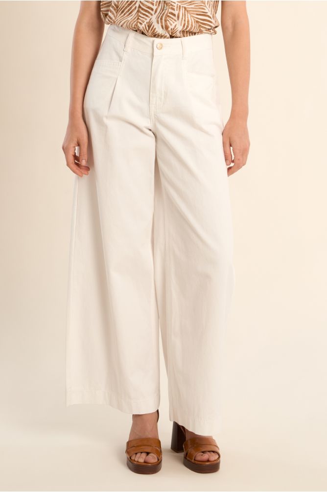 Pantalón de mujer tobillero, acampanado.