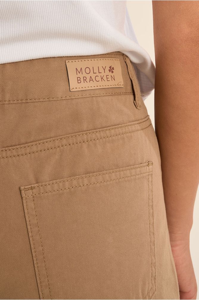 High-waisted and wide-waisted jeans