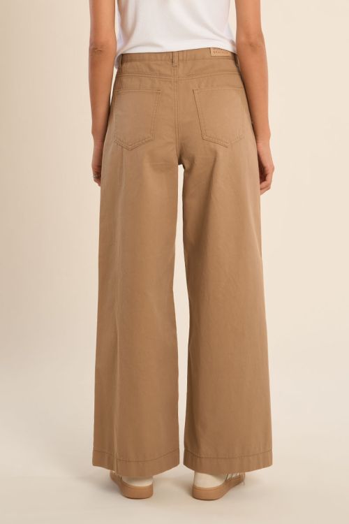 High-waisted and wide-waisted jeans