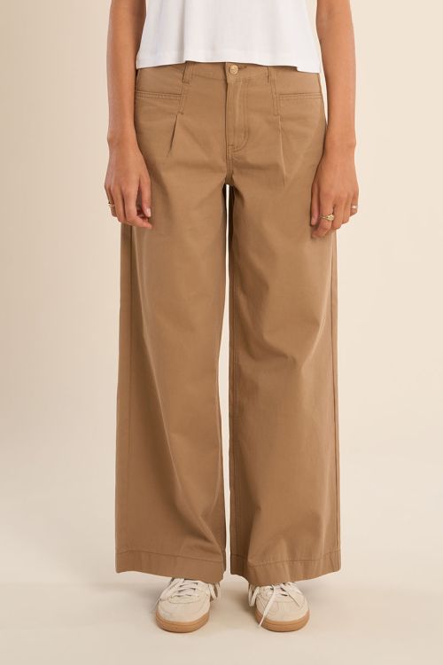 Pantalón de mujer tobillero, acampanado.