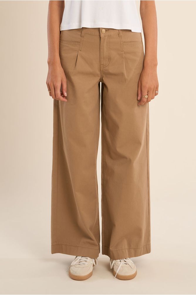 High-waisted and wide-waisted jeans