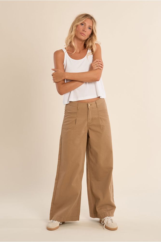 Pantalón de mujer tobillero, acampanado.