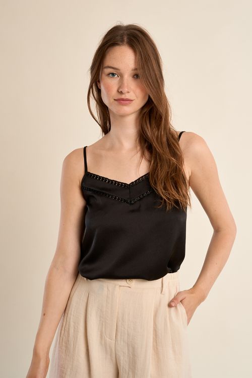 Top de mujer lencero, detalle en el escote