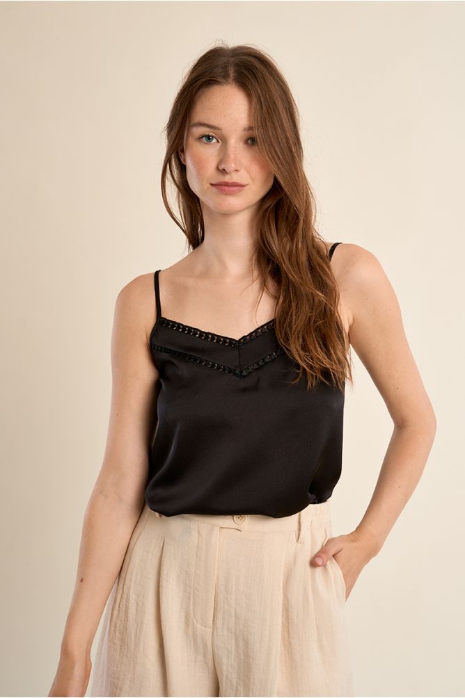 Top de mujer lencero, detalle en el escote