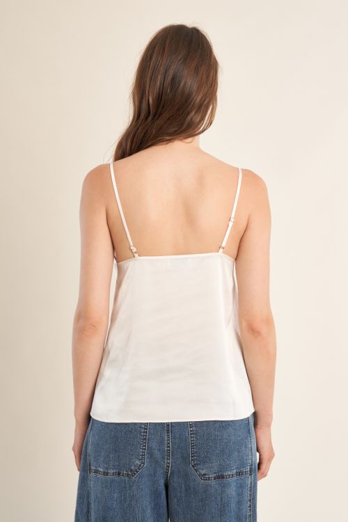 Top de mujer lencero, detalle en el escote