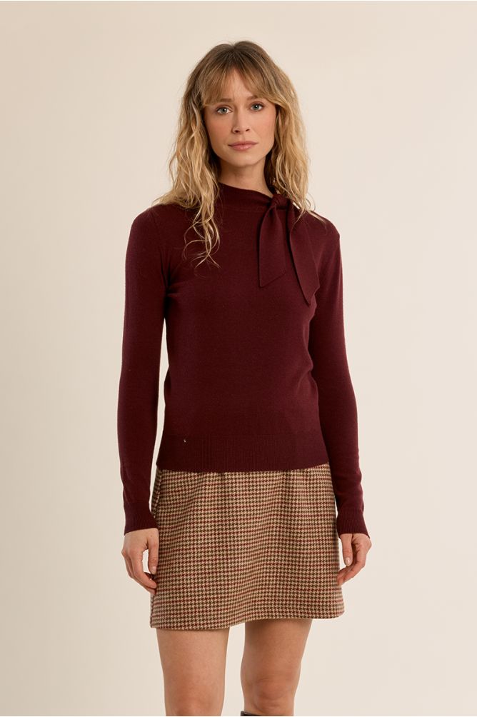 Fine knit sweater, bow detail