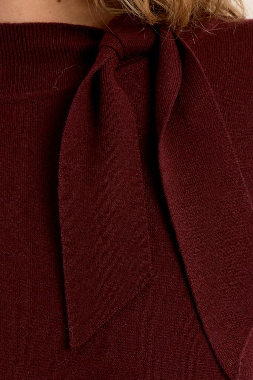 Pull en maille fine, détail nœud