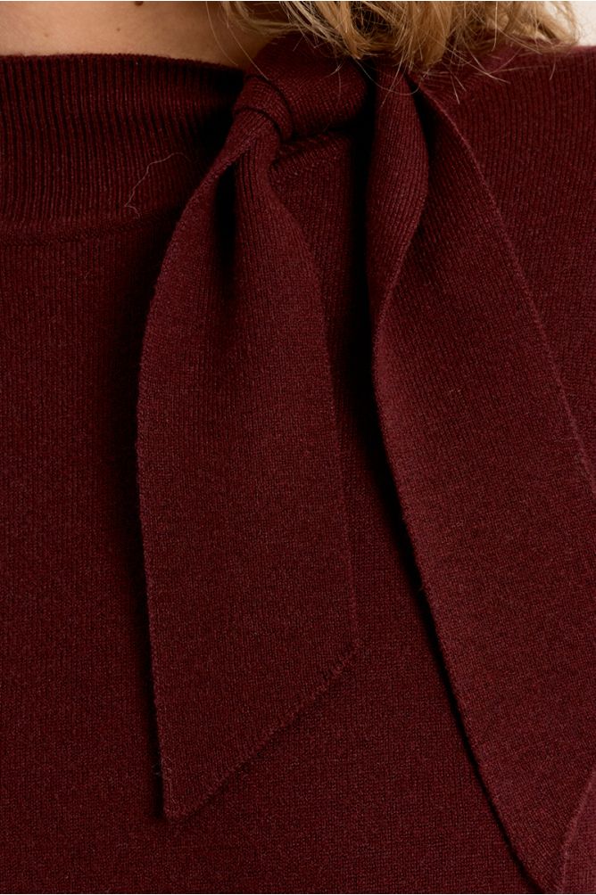 Fine knit sweater, bow detail
