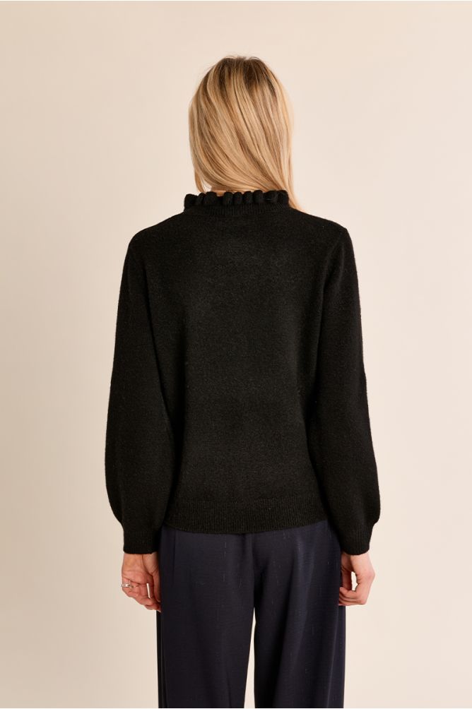 Knitted sweater with ruffled collar