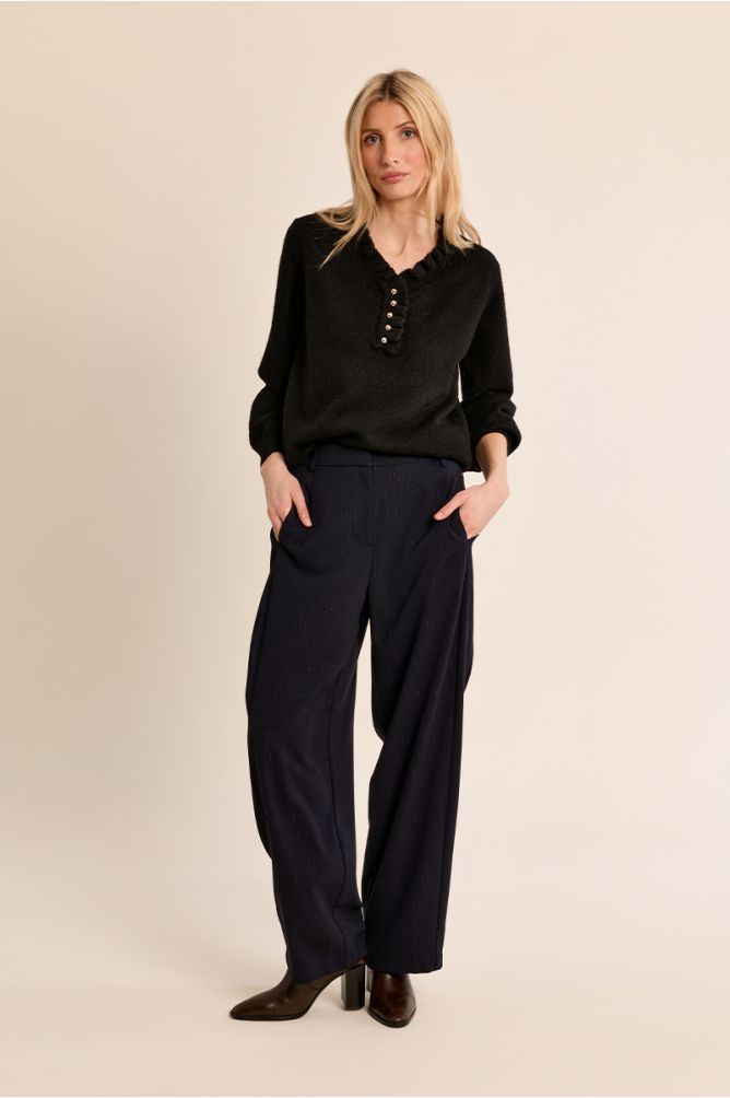 Knitted sweater with ruffled collar