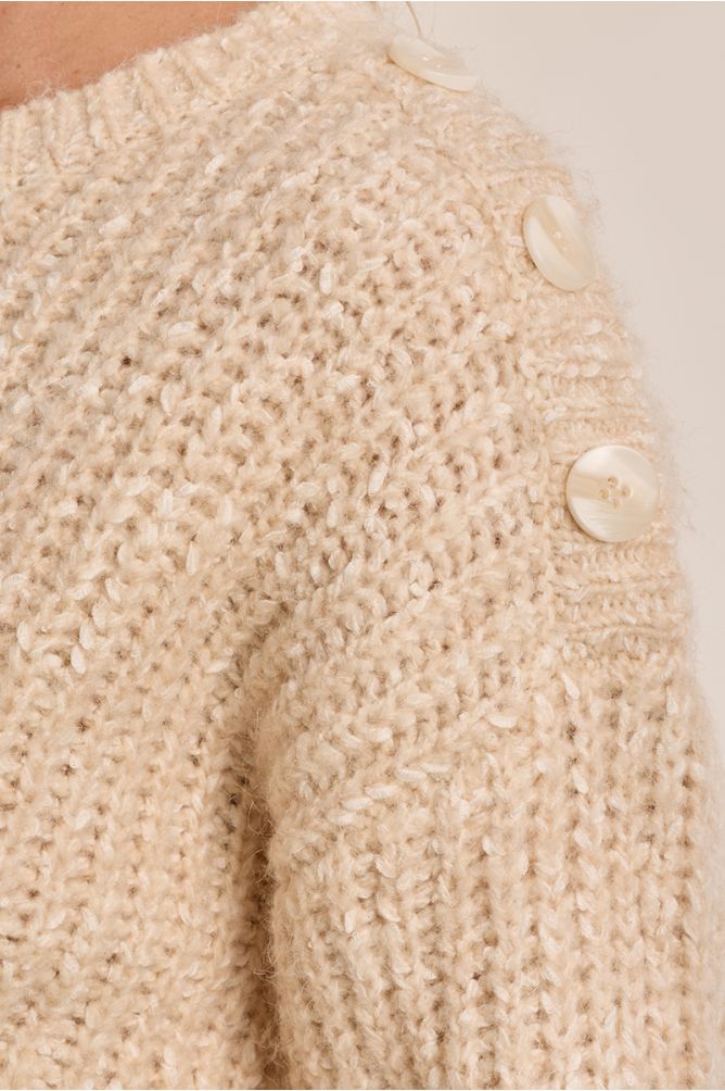 Pull en maille, détail bouton