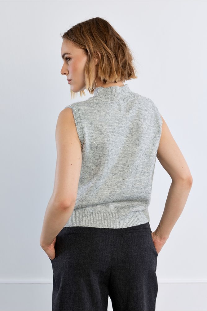 Sleeveless cable knit sweater