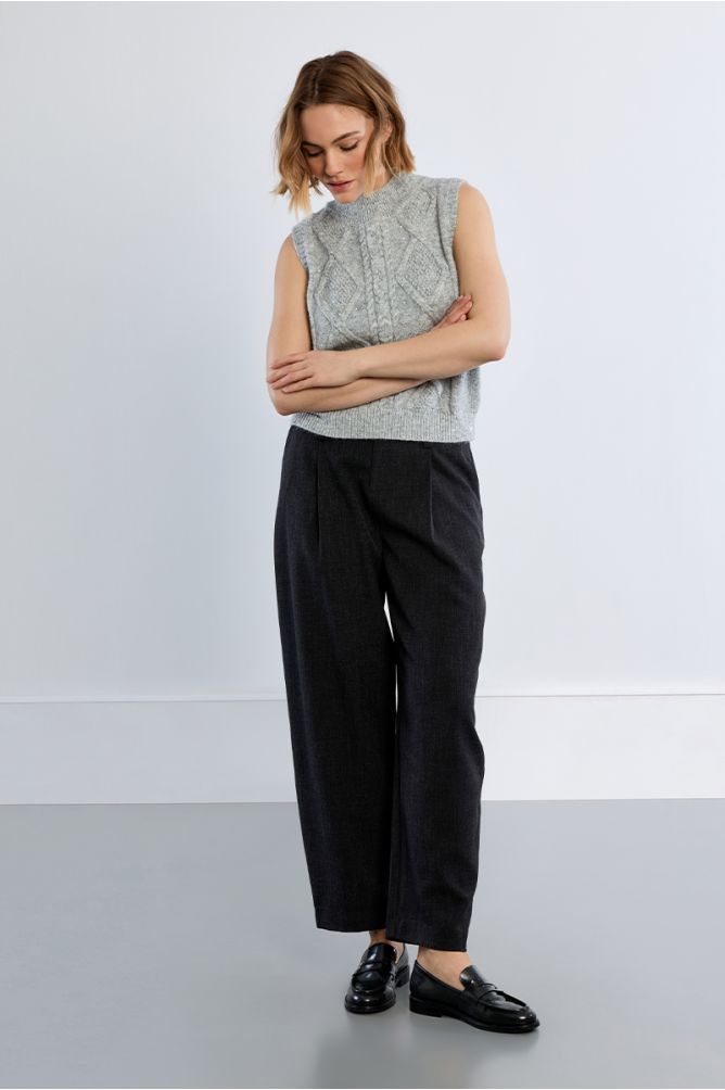 Sleeveless cable knit sweater