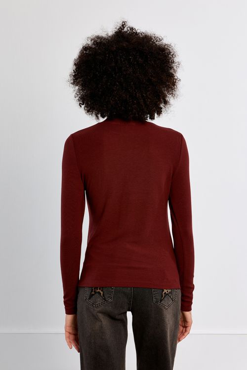 Stand-up neck undershirt