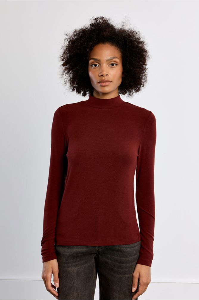 Stand-up neck undershirt