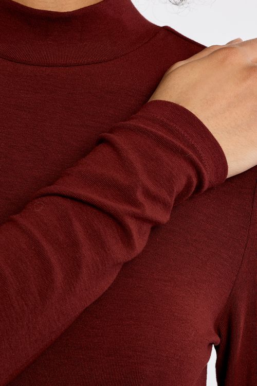 Stand-up neck undershirt