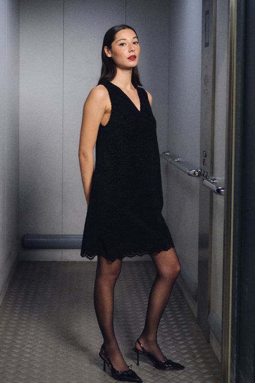 Vestido corto de manga sisa con encaje