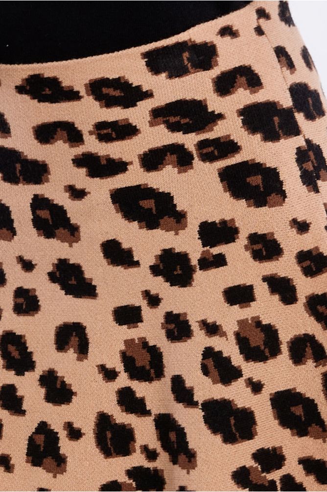 Falda corta elástica con estampado animal