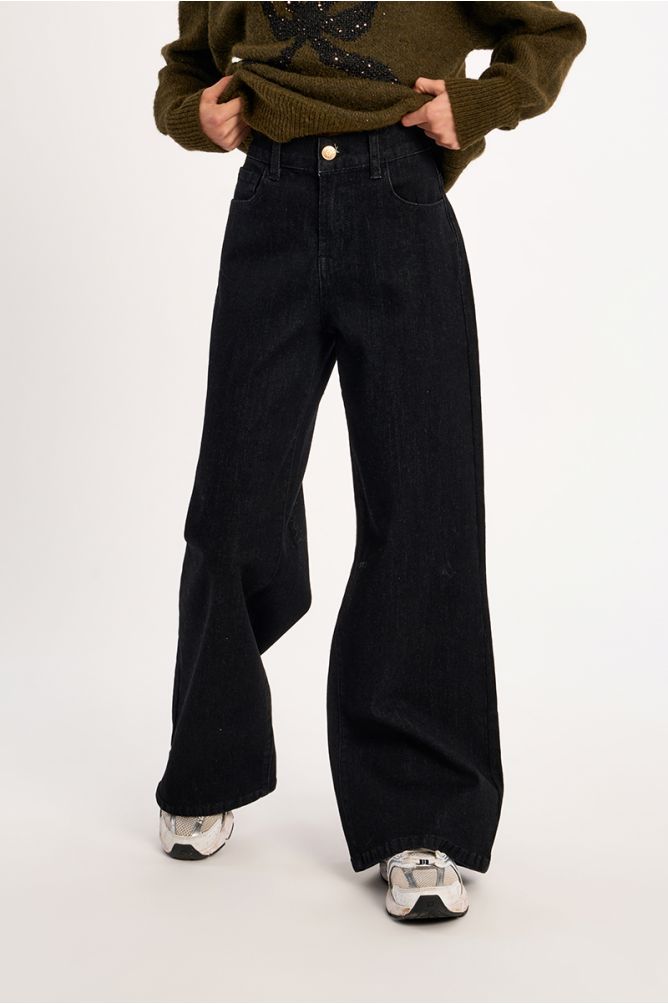 Pantalón vaquero con perneras anchas