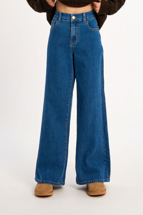 Pantalón vaquero con perneras anchas