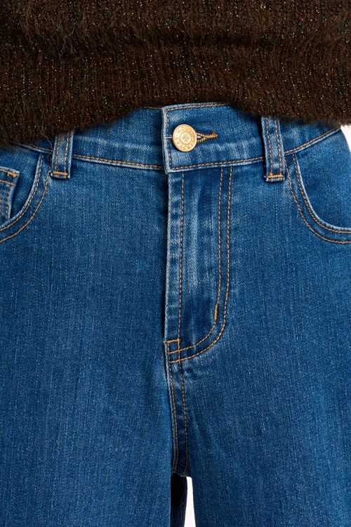 Pantalón vaquero con perneras anchas