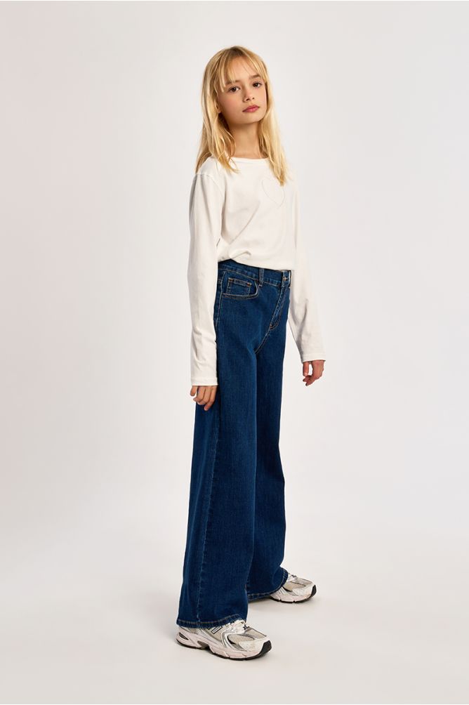 Pantalón vaquero con perneras anchas