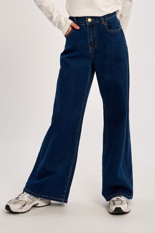 Pantalón vaquero con perneras anchas