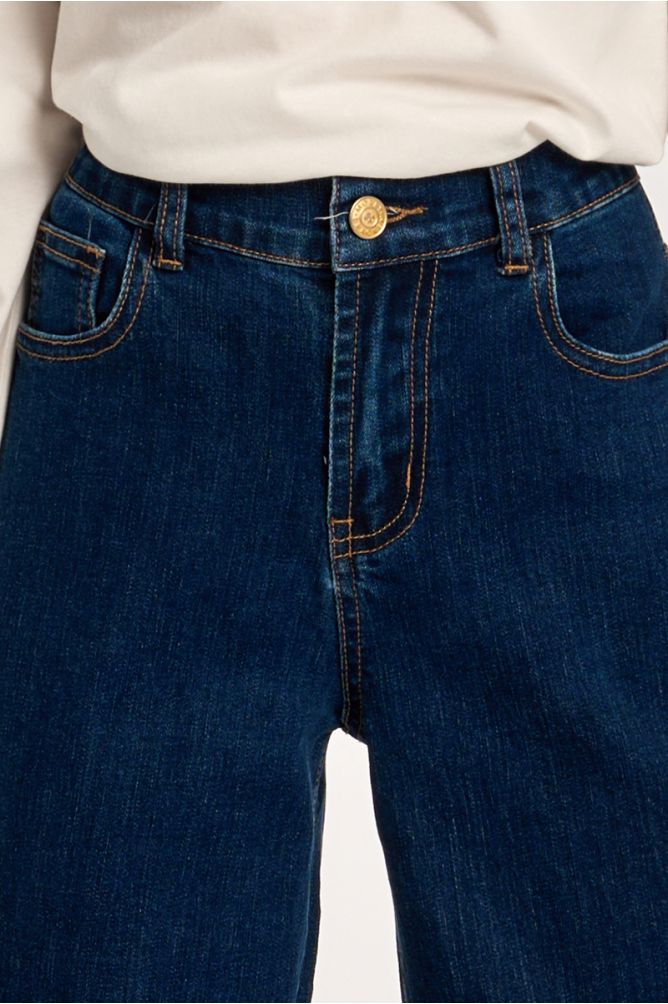 High-waisted jeans, flared fit