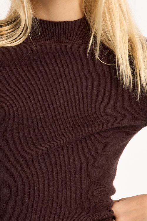 Knitted sweater, round neck