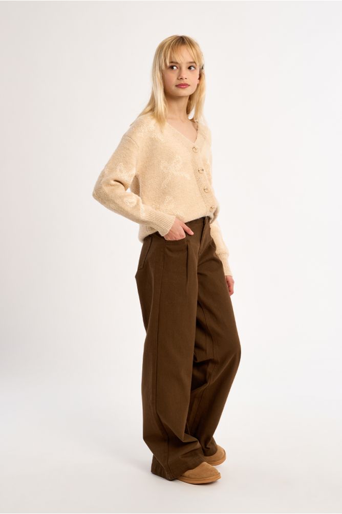 Pantalón largo de perneras anchas.