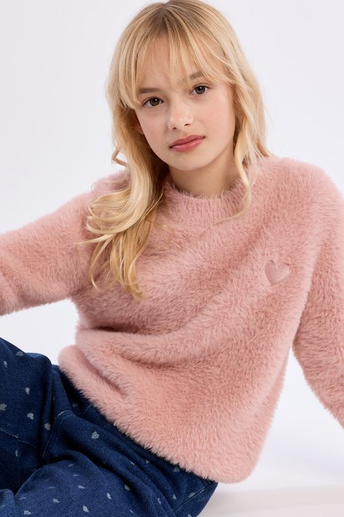 Fluffy sweater, embroidered heart