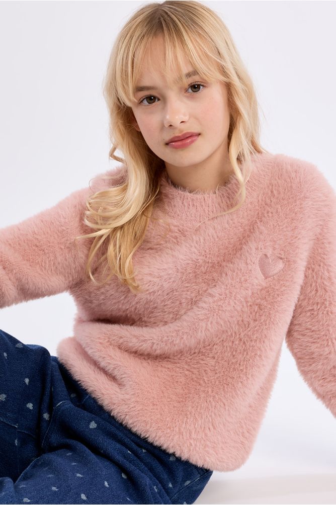 Fluffy sweater, embroidered heart