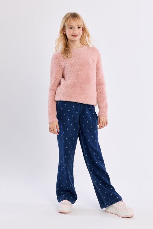 Pull duveteux, cœur brodé