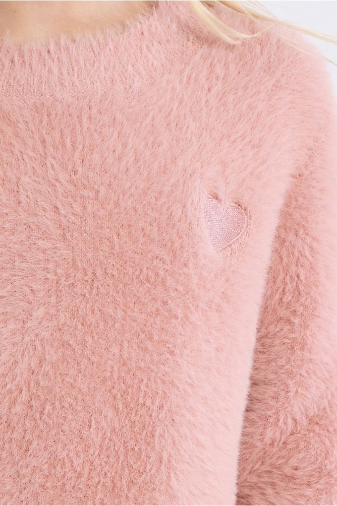 Pull duveteux, cœur brodé