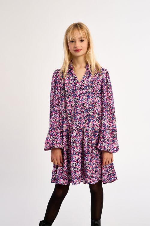 Robe volantée, motif fleuri