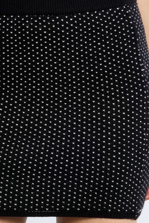 Falda corta ajustada estampado lunares
