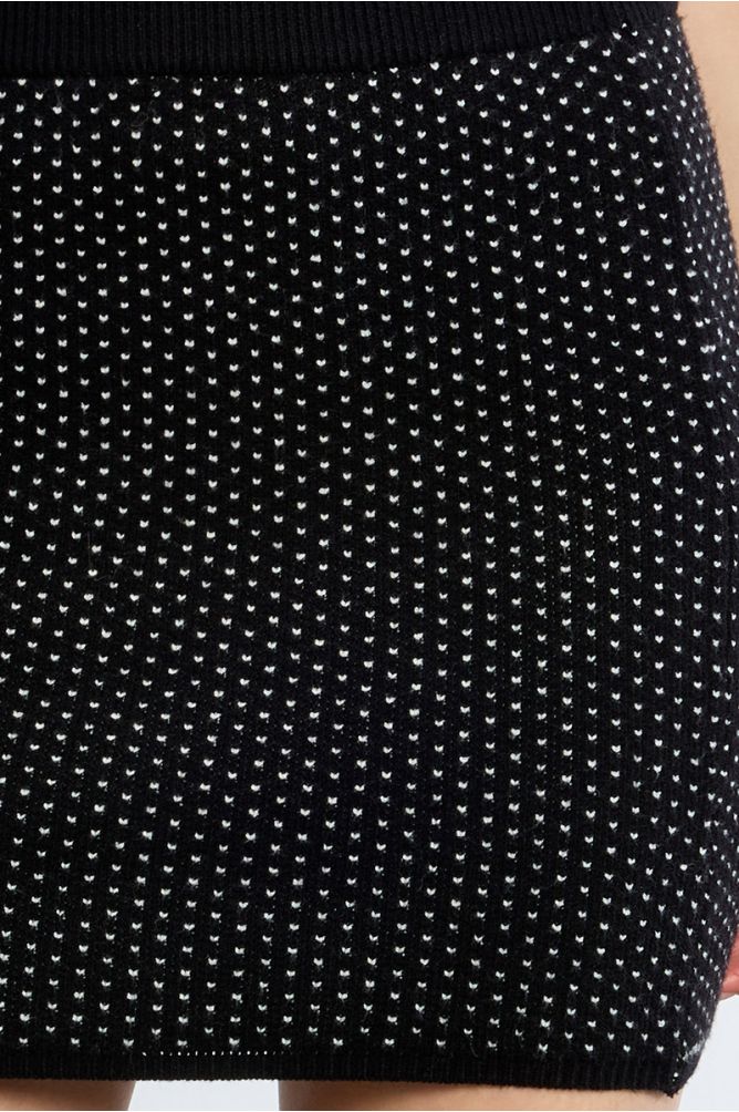 Falda corta ajustada estampado lunares