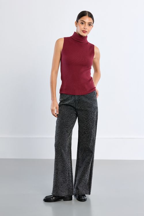Thin sleeveless turtleneck