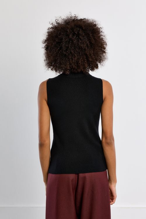 Thin sleeveless turtleneck