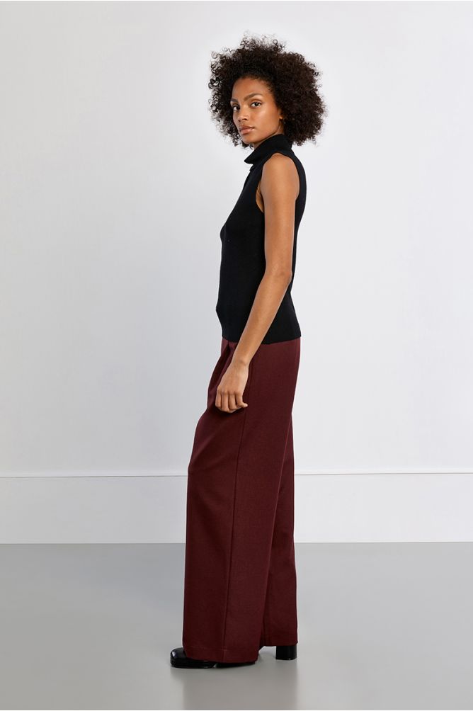 Thin sleeveless turtleneck